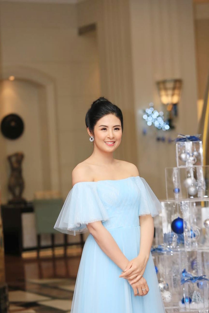 Hoa hậu Ngọc Hân dịu dàng với bộ váy trễ vai nữ tính.  