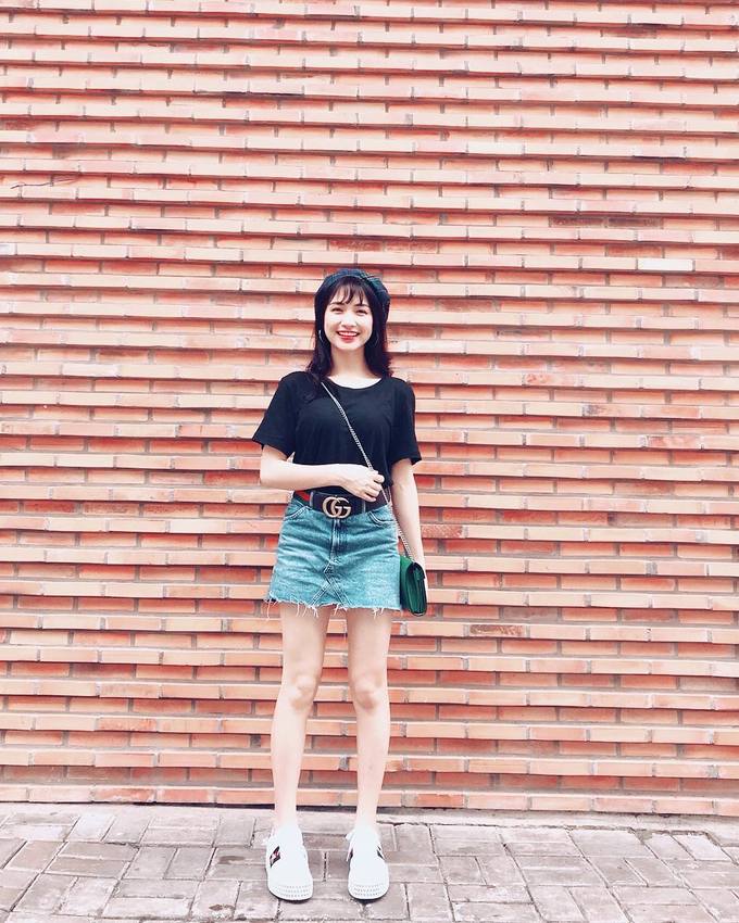 Cô nàng bắt đầu sắm sửa cho mình những món đồ hiệu hot trend. Trong hình, Hòa Minzy phối chân váy denim cùng áo thun trơn màu và tạo điểm nhấn cho set đồ với cả loạt phụ kiện của Gucci bao gồm: đai lưng GG, Ace sneaker và túi xách dòng Dionysus.     