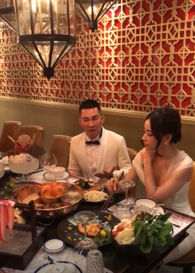 Chính vì chiếc váy quá nóng bỏng mà Chi Pu lại mất đi vẻ tự tin    