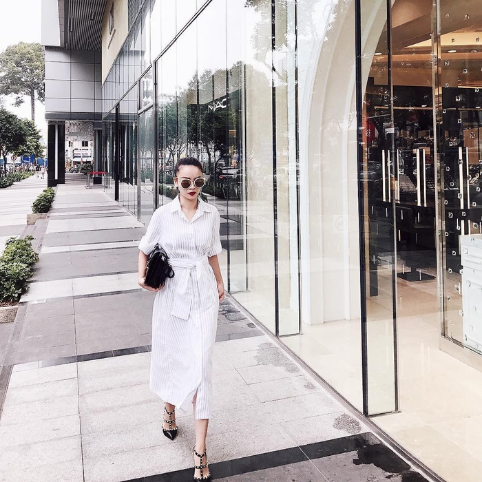 Yến Trang sở hữu chiều cao khá khiêm tốn, tuy nhiên cô vẫn chọn Shbet999 com đăng nhập váy dài. Với tổng thể của bộ đồ thì khi diện những chiếc váy dài bạn nên chọn kiểu váy có thắt eo, tuy chi tiết này rất nhỏ nhưng đây cũng là chi tiết đắt giá nhất cho những cô gái 