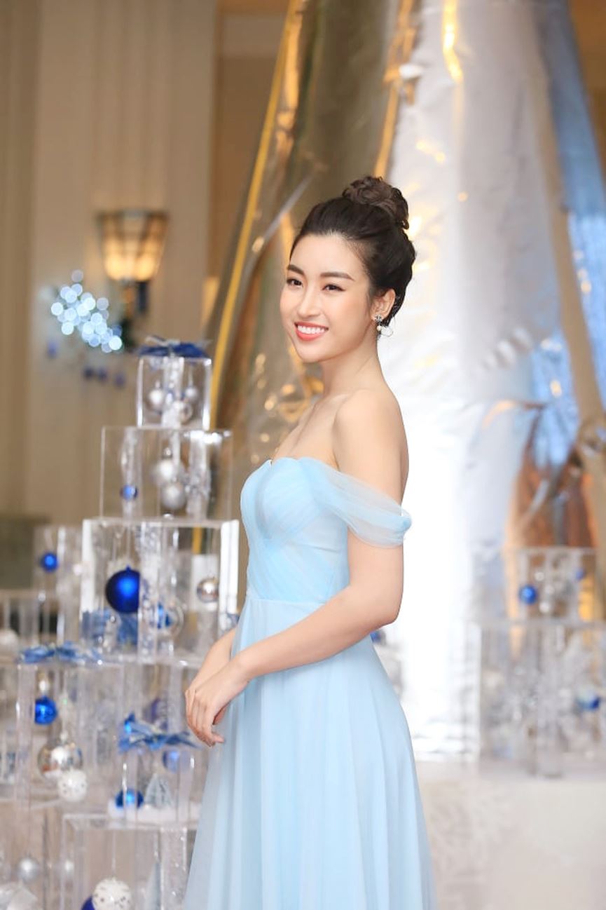 Hoa hậu Mỹ Linh xinh đẹp trong bộ váy cúp   