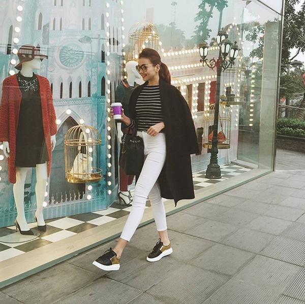 Hình ảnh Thanh Hằng diện quần skinny dường như đã quá quen thuộc với các fan của người đẹp. Có thể thấy, Thanh Hằng luôn phối đồ cực kì tinh tế và thông minh, từ màu sắc đến kiểu dáng kết hợp đều vô cùng hợp lí.    