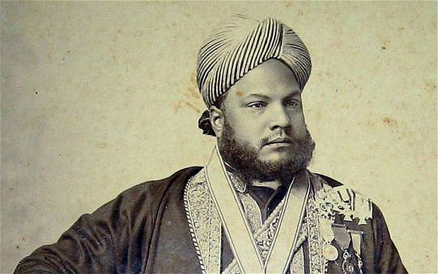 Đặc biệt, Nữ hoàng Victoria II cũng cho phép người hầu cận Karim trang trí Frogmore House theo ý muốn.  