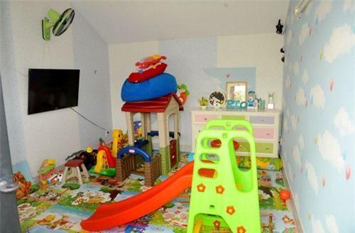 Anh không quên thiết kế hẳn một con phòng riêng để các con chơi đùa. Căn phòng chứa nhiều đồ chơi của các nhóc tỳ.