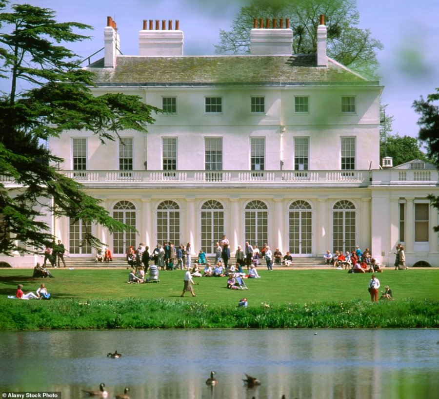 Cơ ngơi mới của Công tước và Nữ công tước xứ Sussex là món quà do Nữ hoàng Elizabeth II dành tặng. Frogmore Cottage nằm trong khuôn viên Frogmore House. Nơi đây đang được đầu tư hàng triệu bảng Anh để tu sửa 10 phòng ngủ, trong đó sẽ có thêm phòng cho trẻ em, phòng tập gym, yoga và một vườn ươm. Tờ Telegraph nhận định vấn đề an ninh cần được giải quyết trước khi vợ chồng Harry đến ở, vì dinh thự này rất dễ bị tiếp cận bởi người bên ngoài.