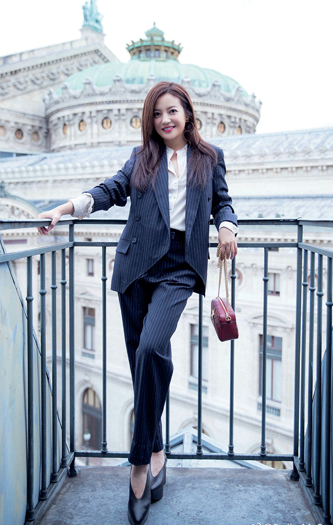 Triệu Vy thanh lịch và thời thượng trong bộ vest của Stella McCartney.  