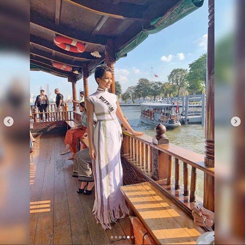 Đây là chiếc áo dài độc nhất vô nhị mà NTK Linh San dành riêng cho cô trong cuộc thi Miss Universe 2018.    