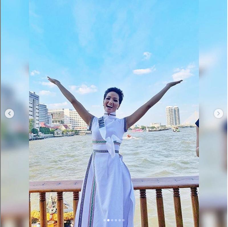 H' Hen Niê tự hào và toả sáng khi khoác lên mình chiếc áo dài trứng danh lần này.     