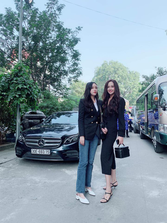 Cứ tưởng được ngày Mai Phương Thúy diện đẹp ai ngờ đâu đôi sandals lại làm hỏng cả combo đầm sang + túi hiệu này.    