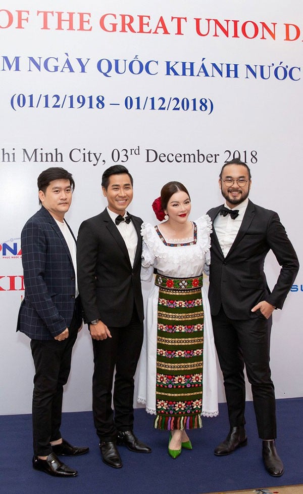 Cô nổi bần bật tại sự kiện.