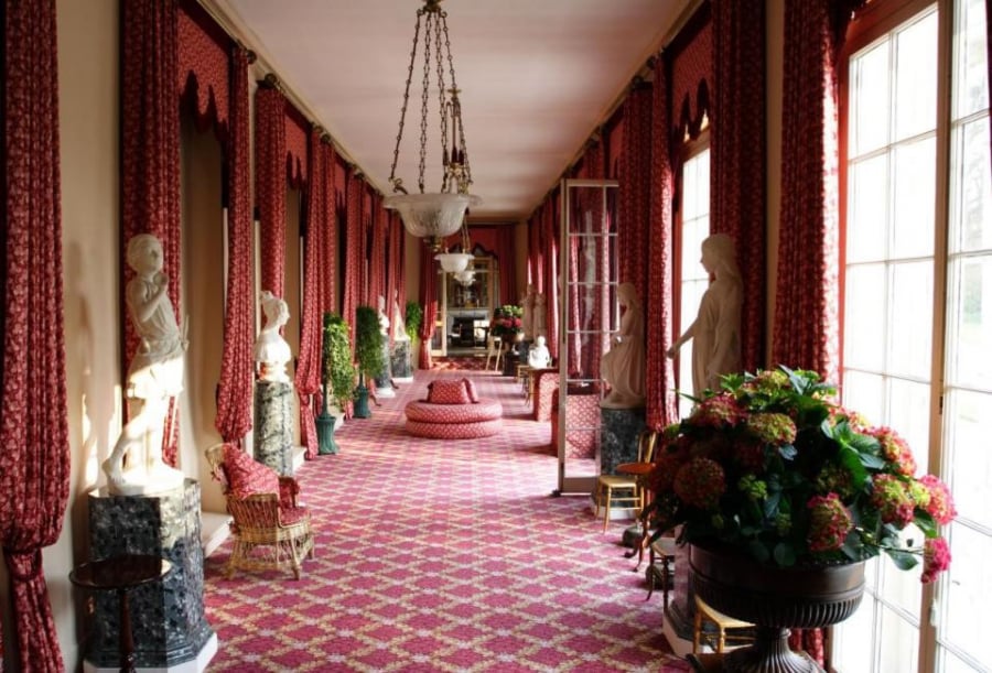 Frogmore House xây dựng vào năm 1680, từng trải qua giai đoạn tu sửa trị giá 2,5 triệu bảng Anh và được xếp hạng bảo tồn cấp II (những công trình có giá trị đặc biệt quan trọng và được bảo tồn hết mức có thể). Nằm cách Lâu đài Windsor một quãng ngắn, khu dinh thự này đã trở thành nơi nghỉ dưỡng hoàng gia trong hơn 300 năm và được Nữ hoàng Victoria rất yêu thích.   