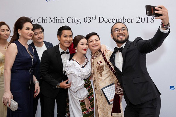 Mỹ nhân cười tươi chụp hình cùng mọi người tại sự kiện.