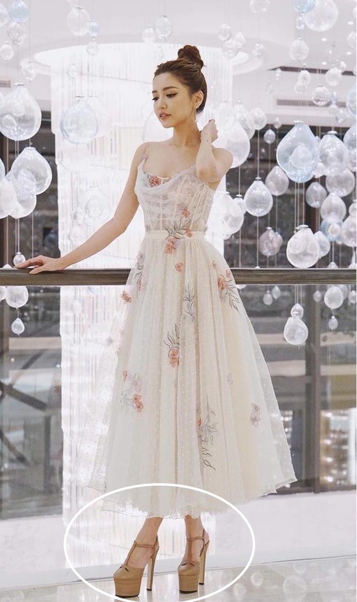Bộ váy trắng hoa mong manh nhẹ nhàng, Bích Phương mắc sai lầm lớn khi chọn đôi giày cao gót nặng nề này.. Với Shbet999 com đăng nhập này một đôi giày cao gót búp bê sẽ làm cho Shbet999 com đăng nhập thêm phần tao nhã hơn.    