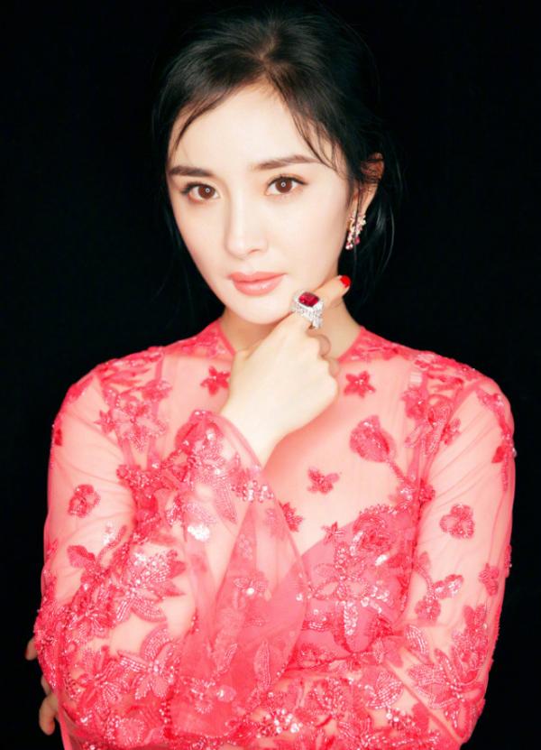 Stylist Khương Thành Hạo chọn cho Dương Mịch thiết kế mùa xuân của Zuhair Resort 2017 khi dự sự kiện vào tháng 6/2017.  