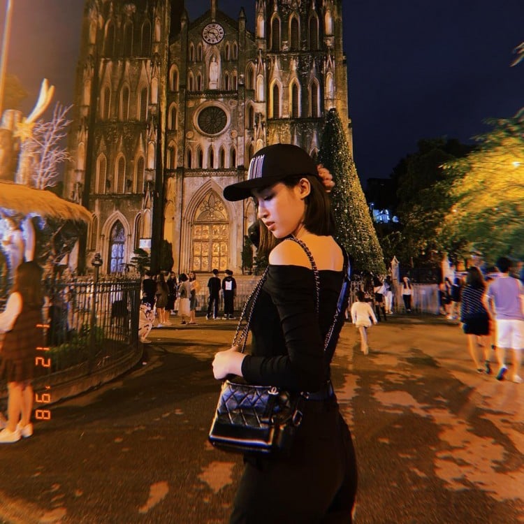 Đỗ Mỹ Linh cực kỳ lạ và cá tính khi xuống phố với set đồ all - black tôn dáng, khoe đường cong hoàn hảo.  