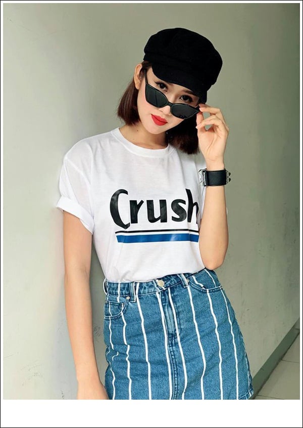 Set đồ áo phông kết hợp cùng chân váy denim bụi bặm cùng phụ kiện mắt kính khiến set đồ trẻ trung và cá tính.  