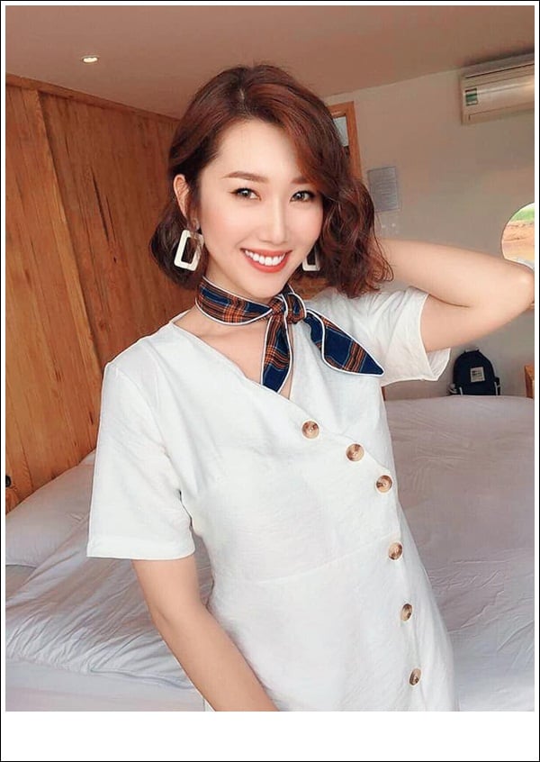 Phong cách thường ngày của Thúy Ngân biến hóa từ nữ tính điệu đà đến cá tính sang chảnh.   