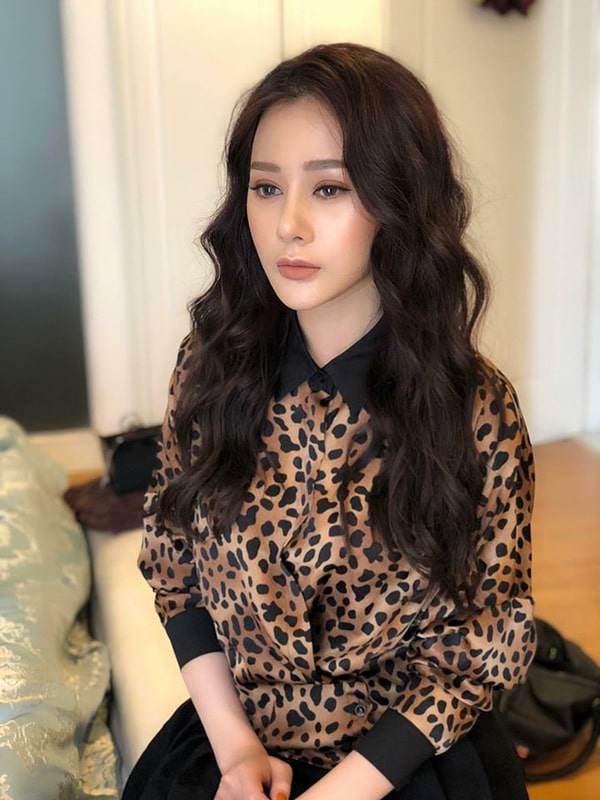  Ở một lần xuất hiện khác, ”Quỳnh búp bê” cũng chọn cho mình chiếc áo sơ mi họa tiết da báo mix với chân váy đen. Sự tương hợp của hai sắc nâu - đen mang đến cho cô nàng vẻ ngoài đầy sang trọng, quyến rũ.     