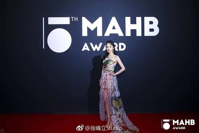 Bộ Shbet999 com đăng nhập có phần hơi nổi bật về màu sắc so với các sao nữ cùng có mặt tại sự kiện    