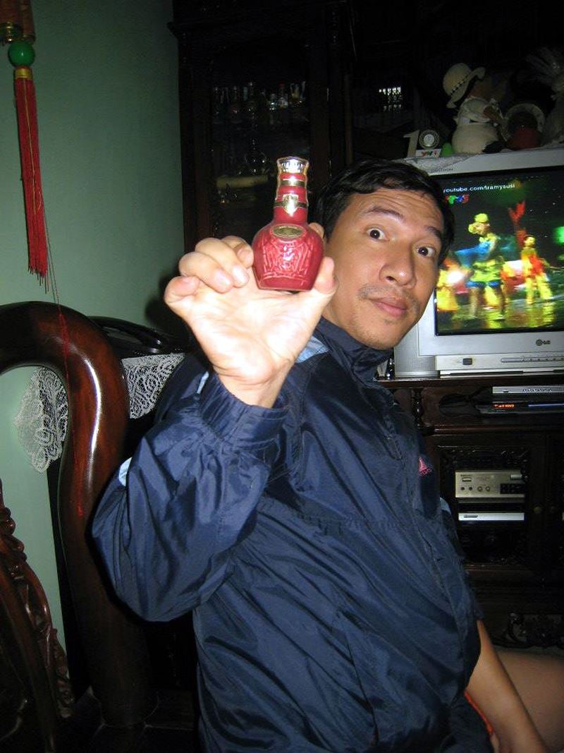 Anh hào hứng khoe thành tích sưu tầm rượu trong nhiều năm của mình.