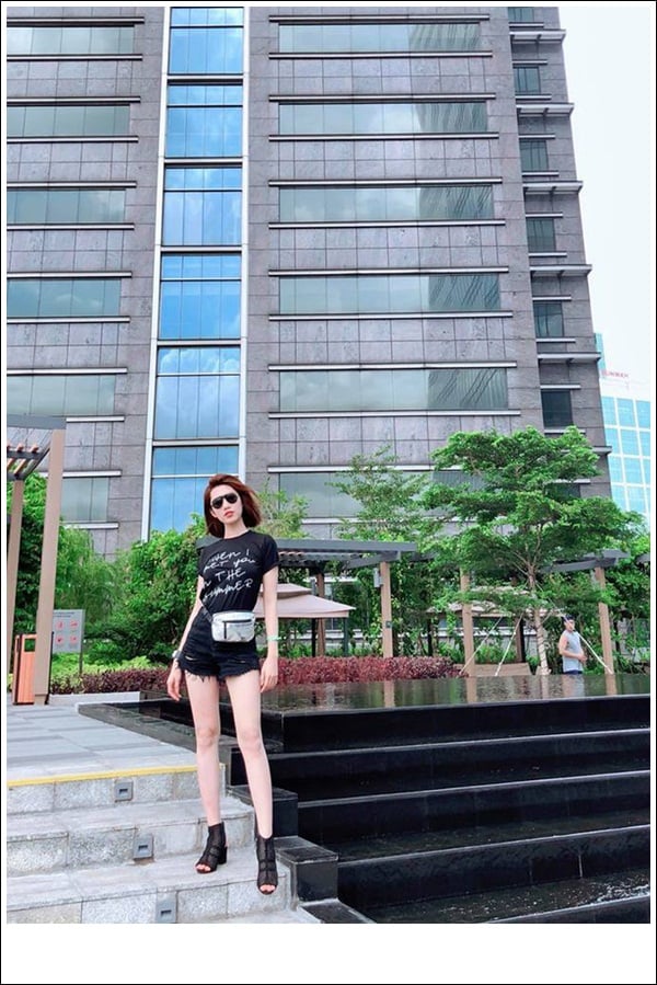 Đôi Shbet888 phiên bản mới nhất miên man của Thúy Ngân khi diện set áo phông, quần short cùng boots lưới.  