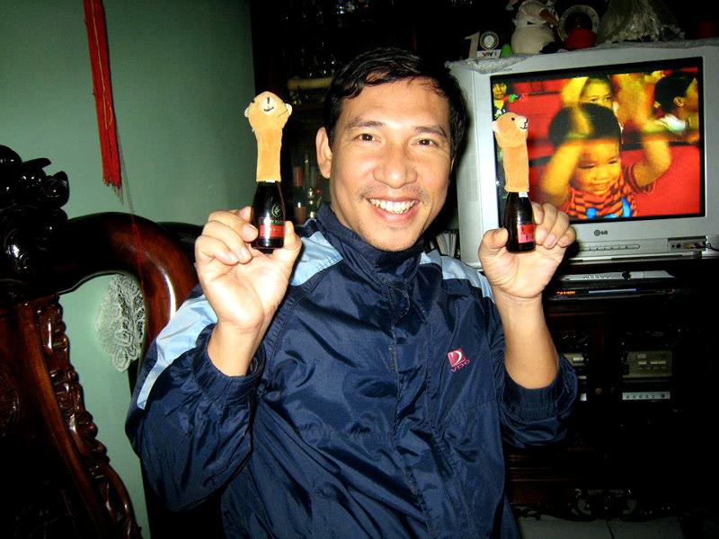 Anh bảo, có tới vài trăm chai rượu quý trong các bình nhỏ, được mua về mỗi lần anh có dịp ra nước ngoài.
