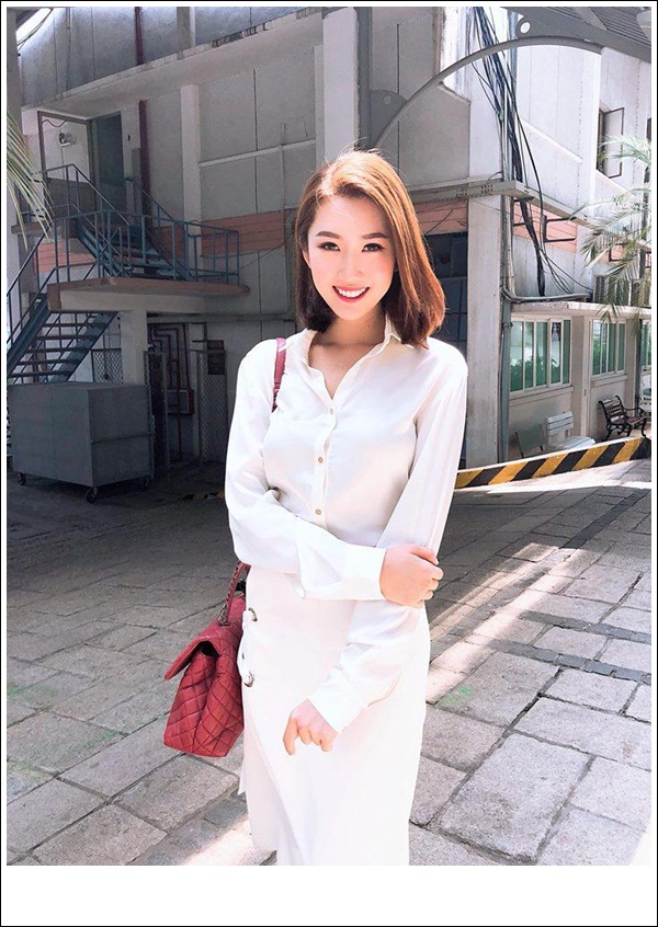 Những set đồ màu trắng luôn là sắc thái xuất hiện nhiều nhất cùng cô trên mọi hoàn cảnh.  