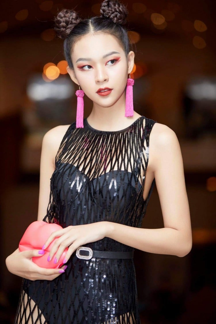 Phí Phương Anh từng được vinh danh trong nhiều bảng xếp hạng sao đẹp cũng bởi bộ cánh này.  