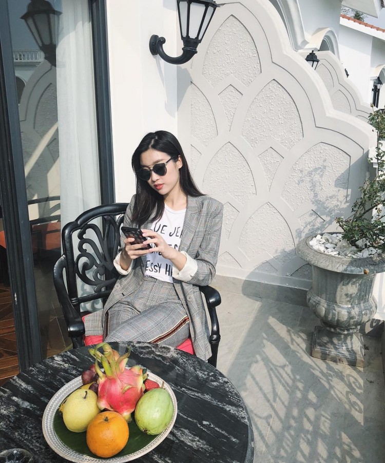 Từ cách tạo dáng, thần thái trong mỗi bức ảnh cũng cực kỳ chuyên nghiệp, không còn chỉ đơn giản là nhìn ống kính và cười thật tươi.  