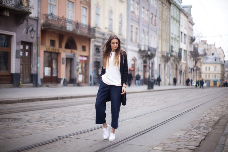 Một trong những ưu điểm khi kết hợp sneaker với những chiếc quần như này chính là sẽ giúp bạn trông cao hơn so với thực tế  