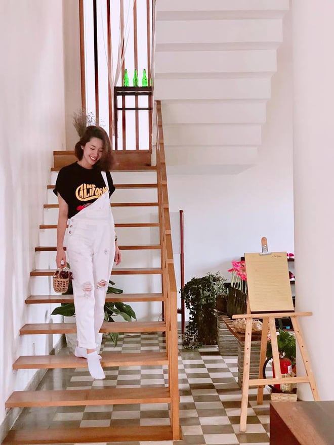 Những thiết kế áo phông, quần shorts thể thao rồi quần jeans yếm vào tay Thúy Ngân là có ngay một set đồ phá cách, thú vị.    
