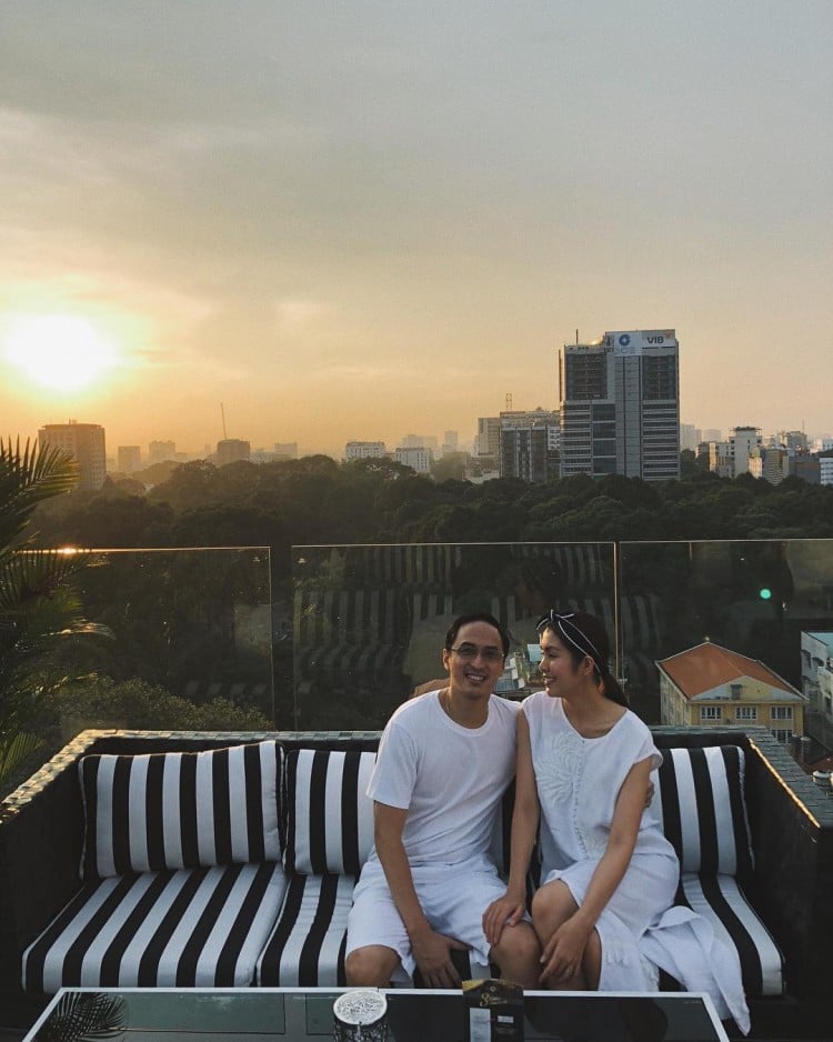 Cùng sử dụng tông màu trắng, nhưng cả Hà Tăng và chồng đều nổi bật vô cùng với sự giản dị, nhẹ nhàng tinh khôi.  