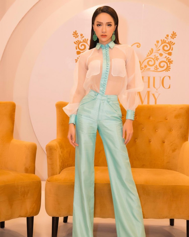 Hương Giang xuất hiện quyền lực và thần thái trong set đồ sang chảnh.  