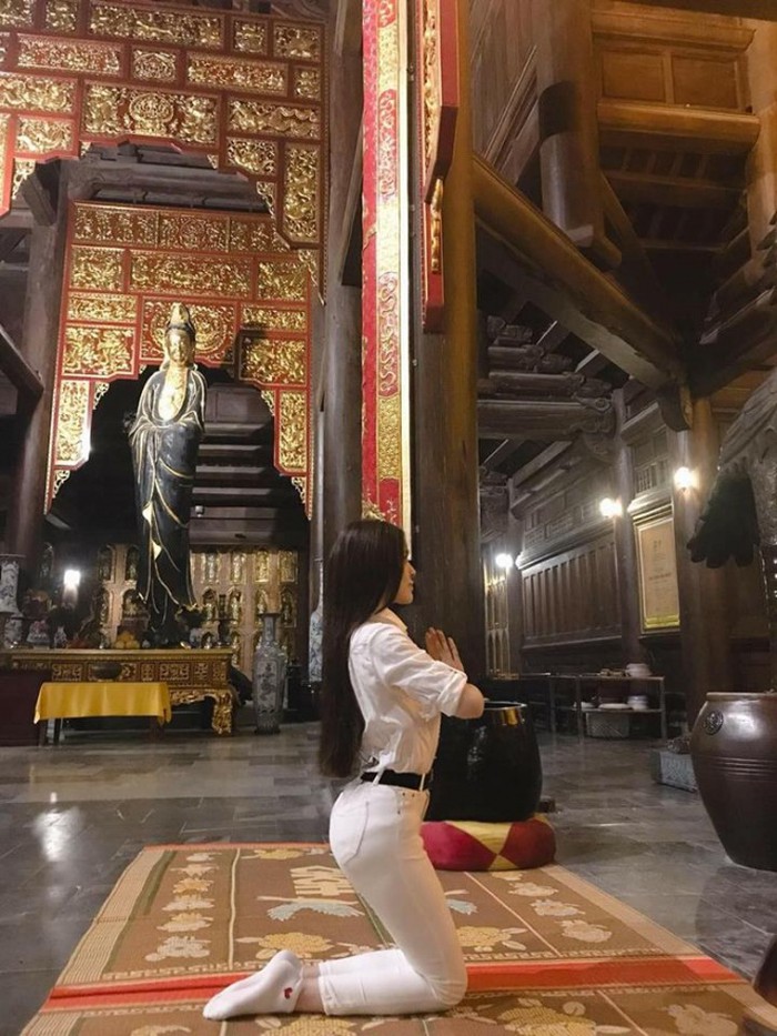 Tướng ngồi được cư dân mạng ví von rằng như đang tập “yoga”.    