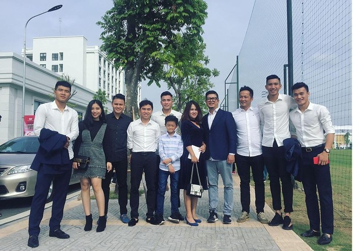 Và đôi lần với những bộ suit, sơ mi, cravat thì Quang Hải lại trông lịch lãm và phong độ vô đối thế này đây.    