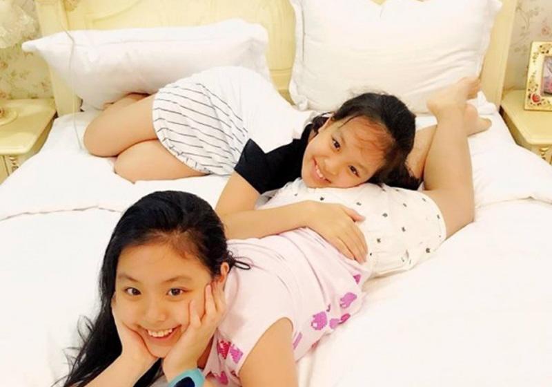 Tầng một là phòng ngủ của hai cô con gái Suli và Suti. Thúy Hạnh kỳ công mua sắm tất cả vật dụng mang biểu tượng hoa hồng, tạo cảm giác căn phòng như dành cho các nàng công chúa trong cổ tích.    