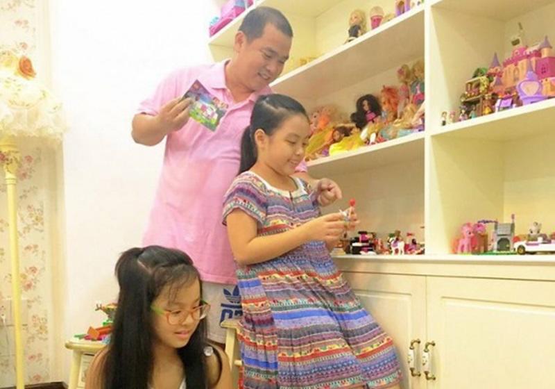 Tủ đồ chơi của hai bé ngập tràn các loại búp bê, thú nhồi bông... nhưng được sắp xếp, phân loại ngăn nắp, gọn gàng. Thúy Hạnh nói chị rèn cho các con thói quen tự dọn dẹp phòng riêng từ nhỏ.    