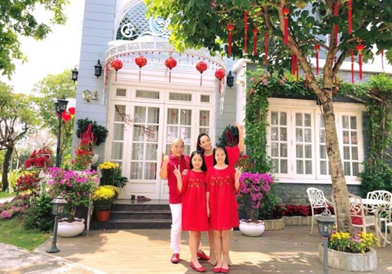 Quanh nhà trồng nhiều cây xanh và các loại hoa nhìn thơ mộng, mát mắt.     