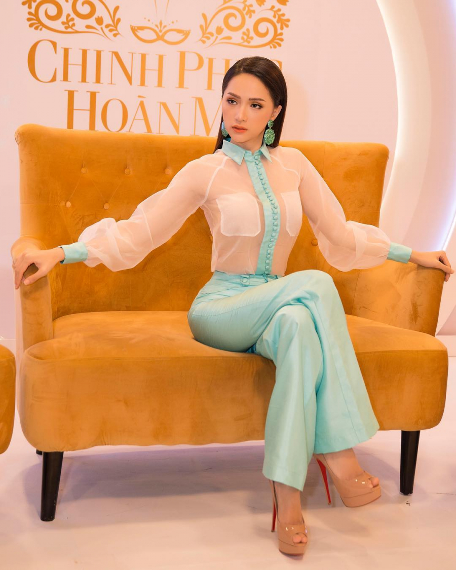 Chiếc quần màu xanh ngọc tôn lên vẻ dịu dàng nhưng vẫn đảm bảo sự sang trọng với chất liệu vải phi bóng.  