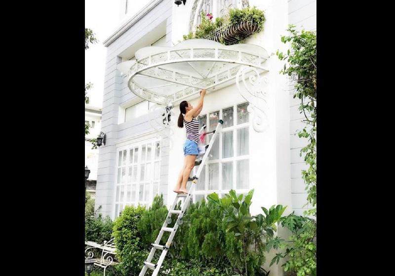 Dù bận rộn với nhiều công việc và chăm sóc hai con gái nhưng Thúy Hạnh và Minh Khang vẫn dành thời gian chăm sóc cho khu vườn nhà mình.    
