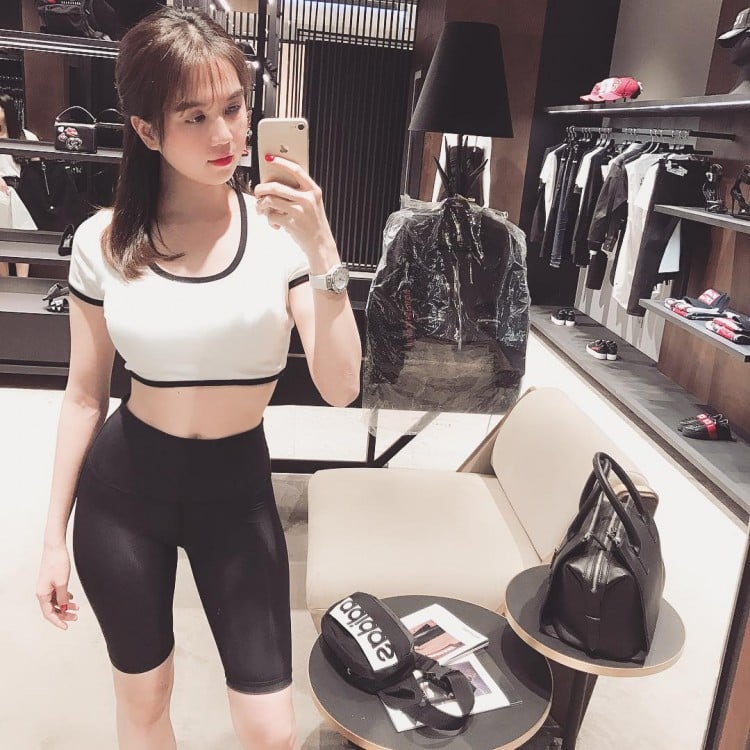 Ngọc Trinh tiếp tục khoe eo thon, dáng nuột trong set đồ thể thao đơn giản. Phải công nhận một điều rằng với Ngọc Trinh, chẳng cần váy áo “chặt chém”, càng đơn giản, tinh tế cô càng đẹp.  