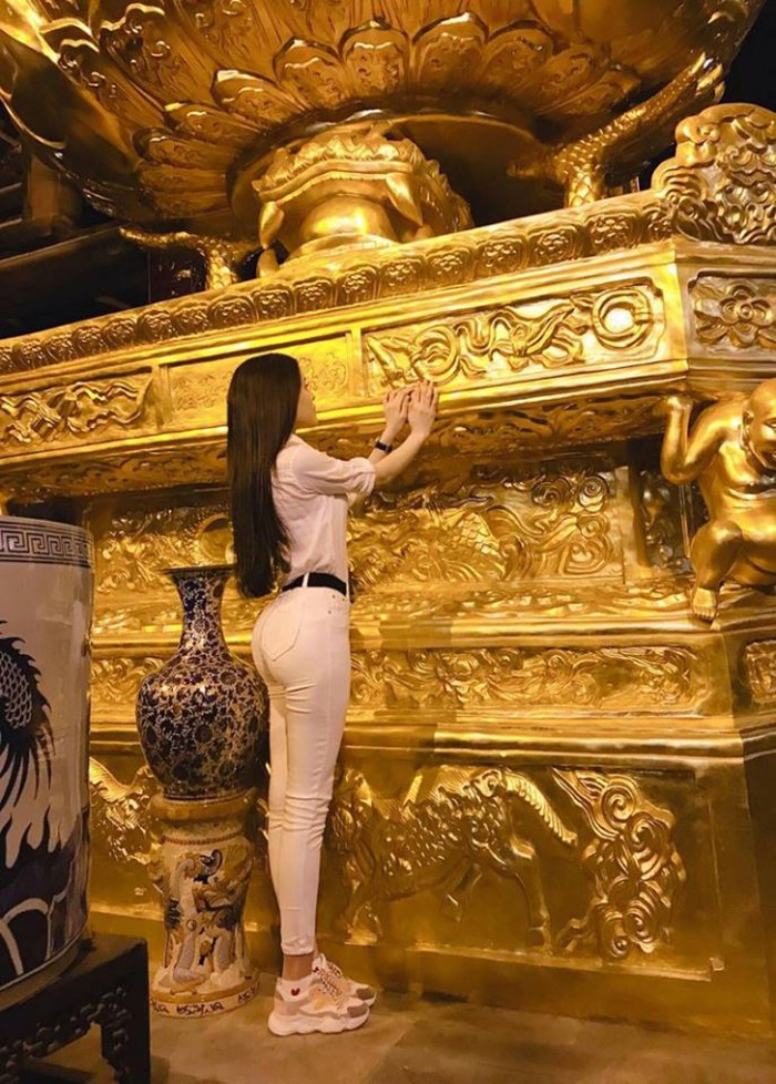 Vì nhận quá nhiều “gạch đá”, nên Thư Dung đã xóa một loạt ảnh khoe đường cong trong chùa và để lại bức ảnh đứng, tay sờ về tượng Quan âm bồ tát.    Vì nhận quá nhiều “gạch đá”, nên Thư Dung đã xóa một loạt ảnh khoe đường cong trong chùa và để lại bức ảnh đứng, tay sờ về tượng Quan âm bồ tát.    