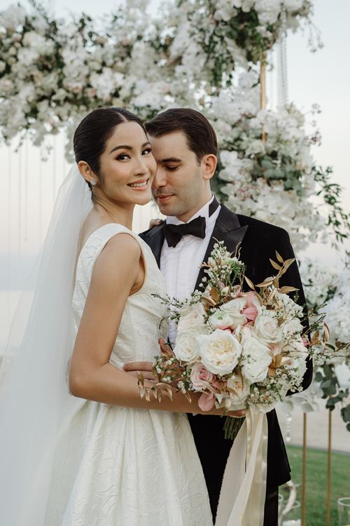Phần chân váy được tăng sự gợi cảm bởi đường xẻ sâu. Thắt eo được trang trí thêm một bông hoa để tạo điểm nhấn. Chiếc váy được in hoạ tiết chìm nhưng tạo hiệu ứng thị giác như nổi lên trên bề mặt vải khá độc đáo.     