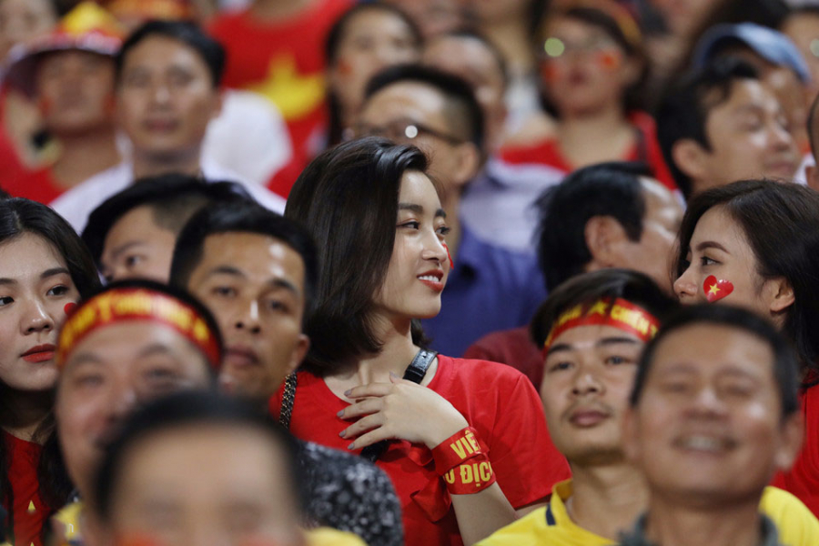 Sau khi đội tuyển Olympic Việt Nam trở về Indonesia với thành tích lọt vào bán kết ASIAD 2018, hoa hậu Việt Nam 2016 cùng với Quang Hải, trung vệ Bùi Tiến Dũng và Văn Toán đã xuất hiện tại tòa soạn Zing.vn để giao lưu trực tuyến với các độc giả. Có thể thấy rằng Mỹ Linh luôn đồng hành trên từng bước đi của thầy trò HLV Park Hang-seo.