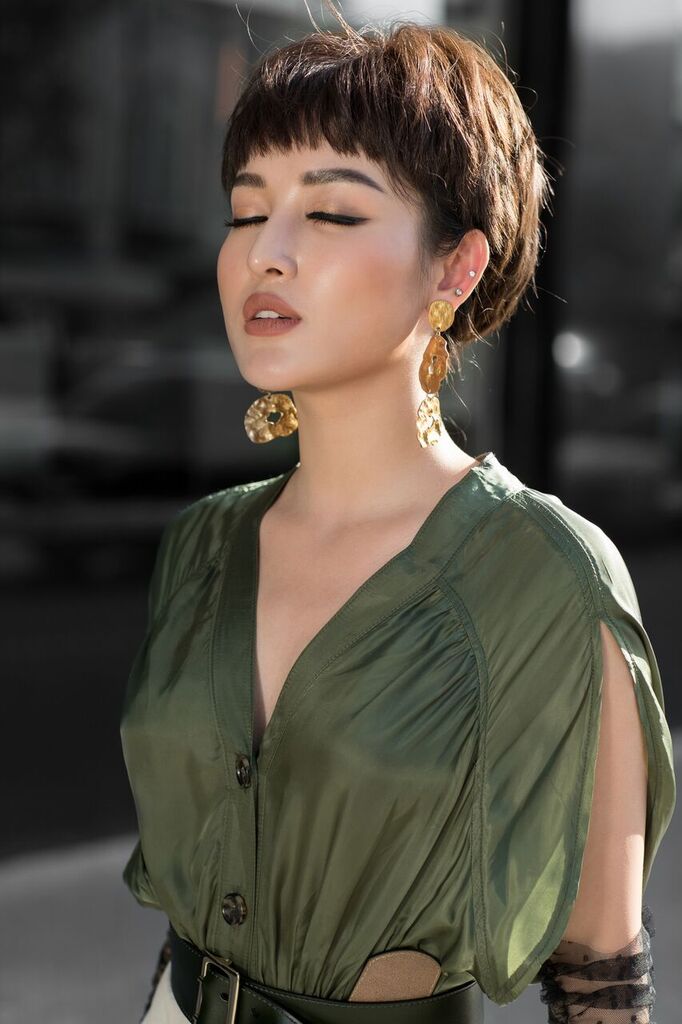 Không còn hình bóng của một nàng á hậu chỉn chu, lộng lẫy, Huyền My xuất hiện với hình ảnh của một cô nàng thành thị đầy phóng khoáng và liều lĩnh trong phong cách thời trang.  