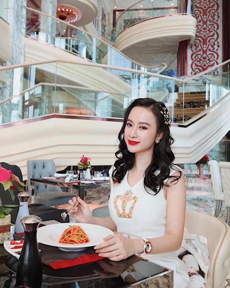 Màu son môi đỏ cùng Link Vào SHBET88 Mới Nhất uốn xoăn khiến Angela Phương Trinh trông cực kỳ phù hợp với chiếc váy thêu đính họa tiết sang trọng.  
