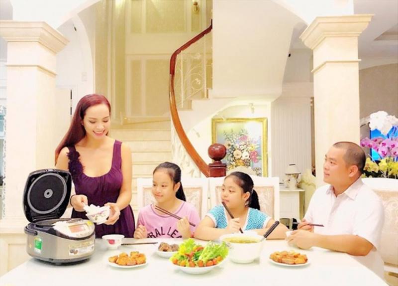 Tầng trệt mang phong cách châu Âu cổ điển với phòng khách, bàn ăn và khu vực bếp liên thông nhau.    