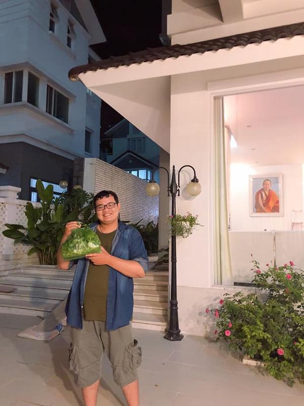 Anh chàng vui vẻ với bọc rau được thần tượng tặng.    