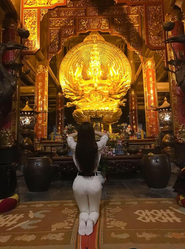 Loạt ảnh chụp từ phía sau Thư Dung còn bị dân mạng soi hằn rõ viền nội y khi mặc quần ôm sát.    