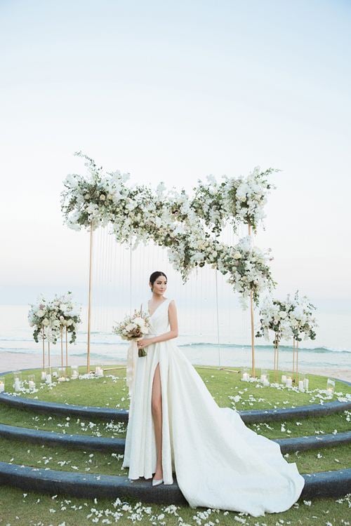  Người đẹp rất thích thú, hài lòng với chiếc váy cưới mà NTK Đỗ Mạnh Cường chuẩn bị. Không gian tổ chức hôn lễ của Hoa hậu Hoàn vũ Thái Lan 2007 cũng đồng nhất với ý tưởng này.